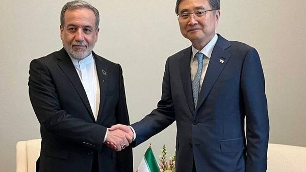 Iranian FM Warns South Korean Counterpart on Strait of Hormuz Closure in Phone Call