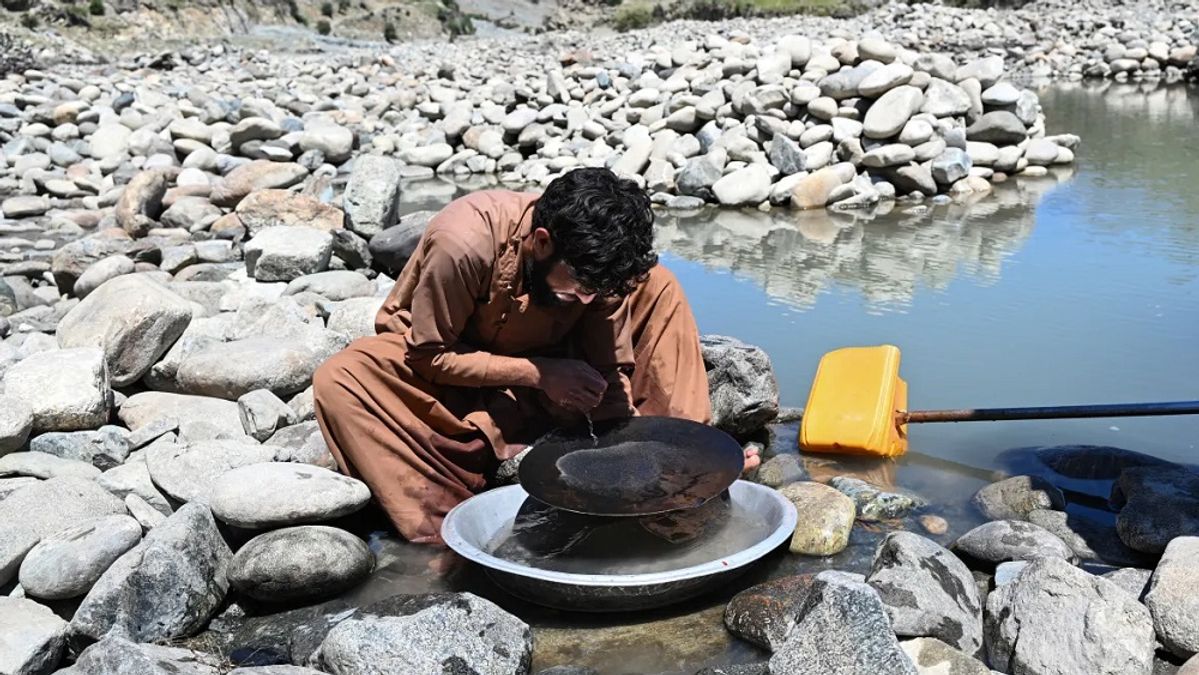Kunar Residents Search for Gold in Riverbeds to Sustain Livelihoods