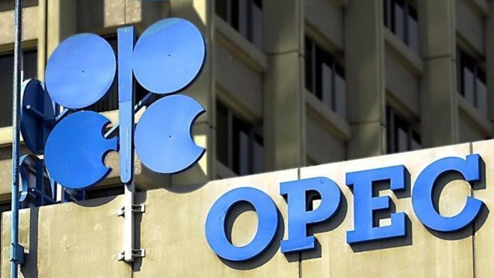 Russia to Remain in OPEC+ Following UAE Withdrawal, Officials Say