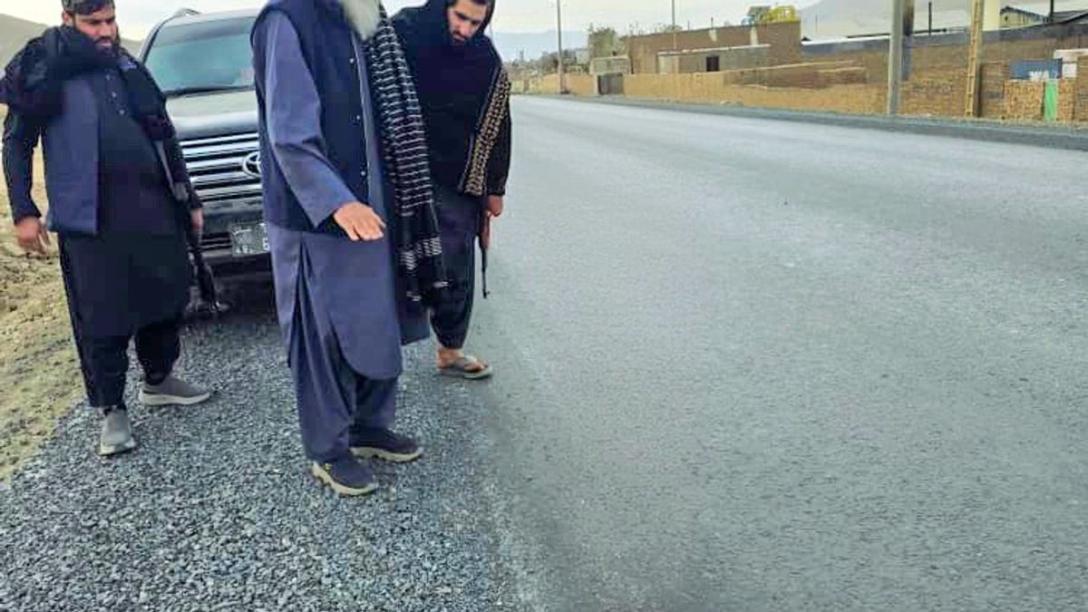 Public Works Minister Inspects Asphalt Works of Second Lane of Kabul-Ghazni Highway