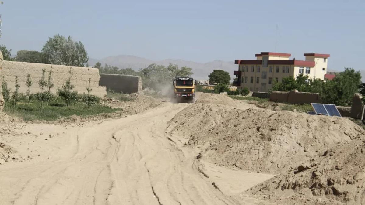 Gravel Laying Begins on Road Connecting Three Districts in Ghazni