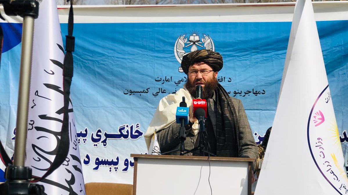 Islamic Emirate Launches Wheat and Cash Distribution for Returning Migrants in Parwan
