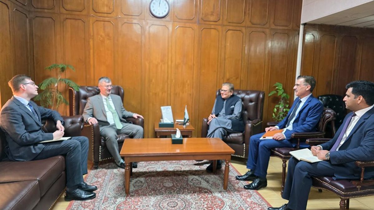 Pakistan special envoy meets Russian ambassador to discuss regional security