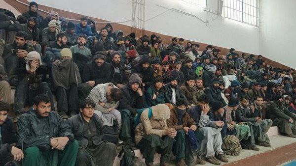Iranian Border Forces Rescue 300 Afghan Citizens Trapped at Dogharoun Border Due to Cold