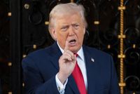 Trump: U.S. Forces to Remain Near Iran Until Ceasefire Holds