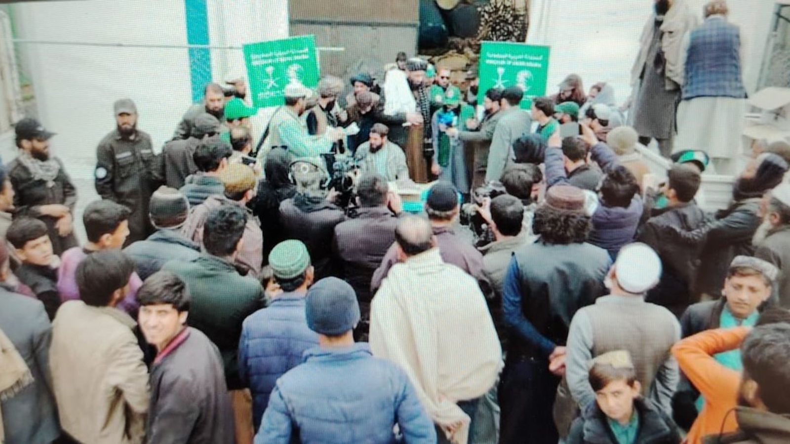 King Salman Humanitarian Foundation Begins Distributing Dates to Afghan Returnees