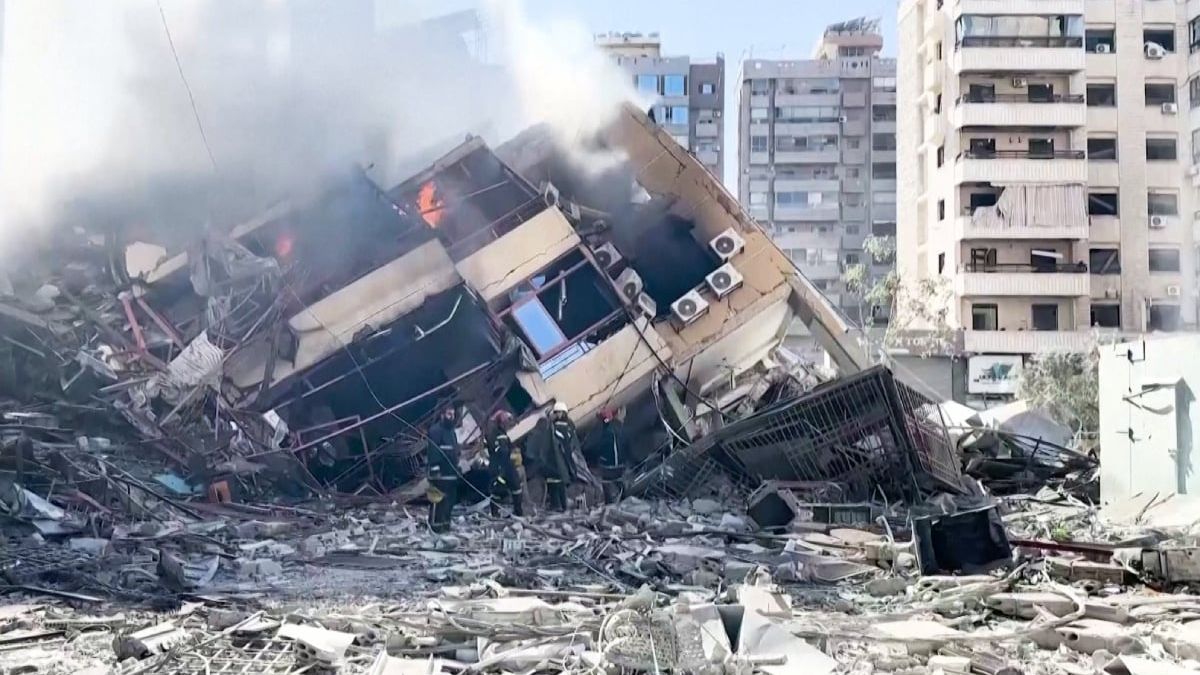 Israeli Airstrikes Intensify on Southern Lebanon, Displacing Nearly 700,000