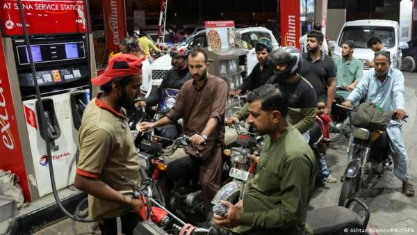 Petrol prices in Pakistan reach 534 rupees per liter after 200-rupee hike