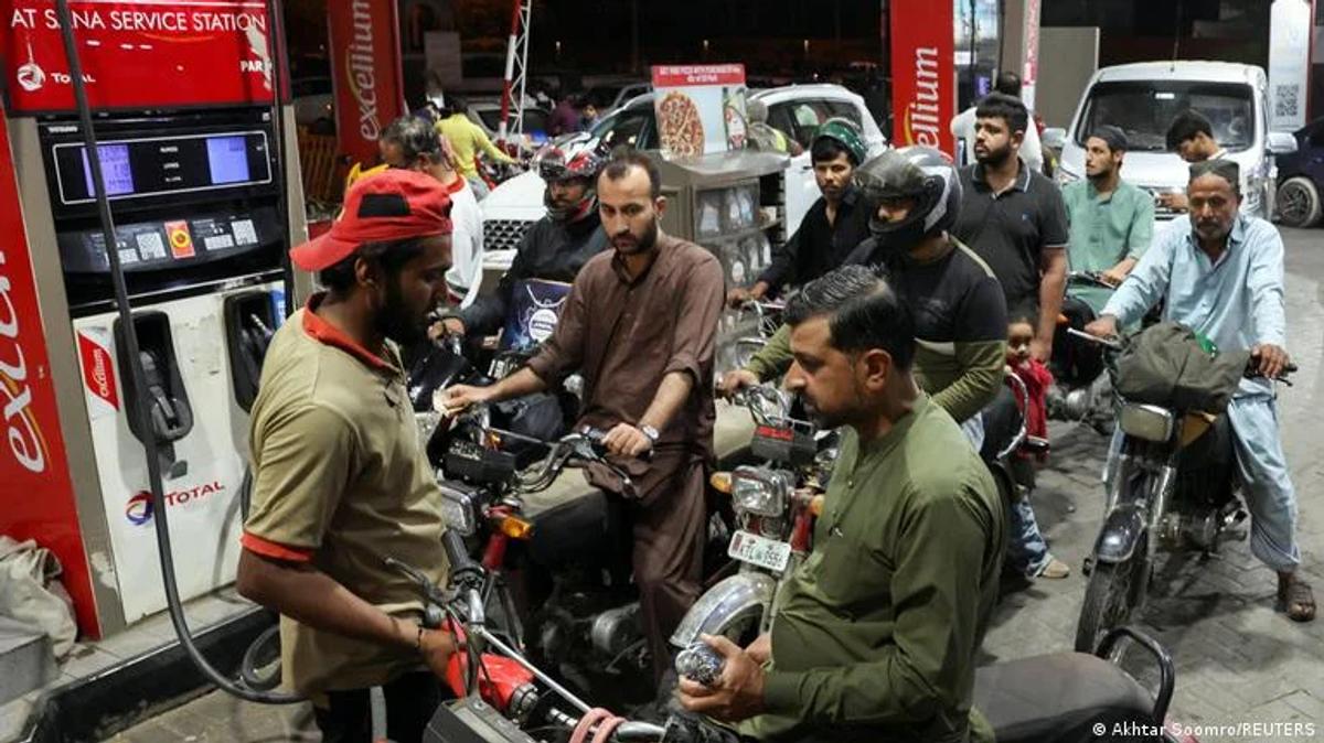 Petrol prices in Pakistan reach 534 rupees per liter after 200-rupee hike