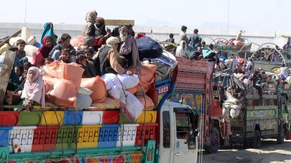 Pakistani Police Deporting Afghan Migrants, Including Sick Women: Migrants