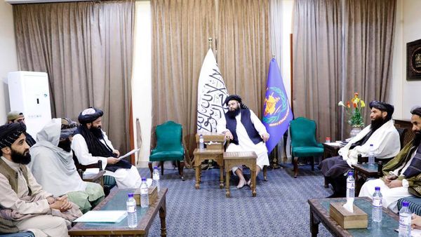 Islamic Emirate Refugee Minister Meets Daikundi Governor on Migrant Issues