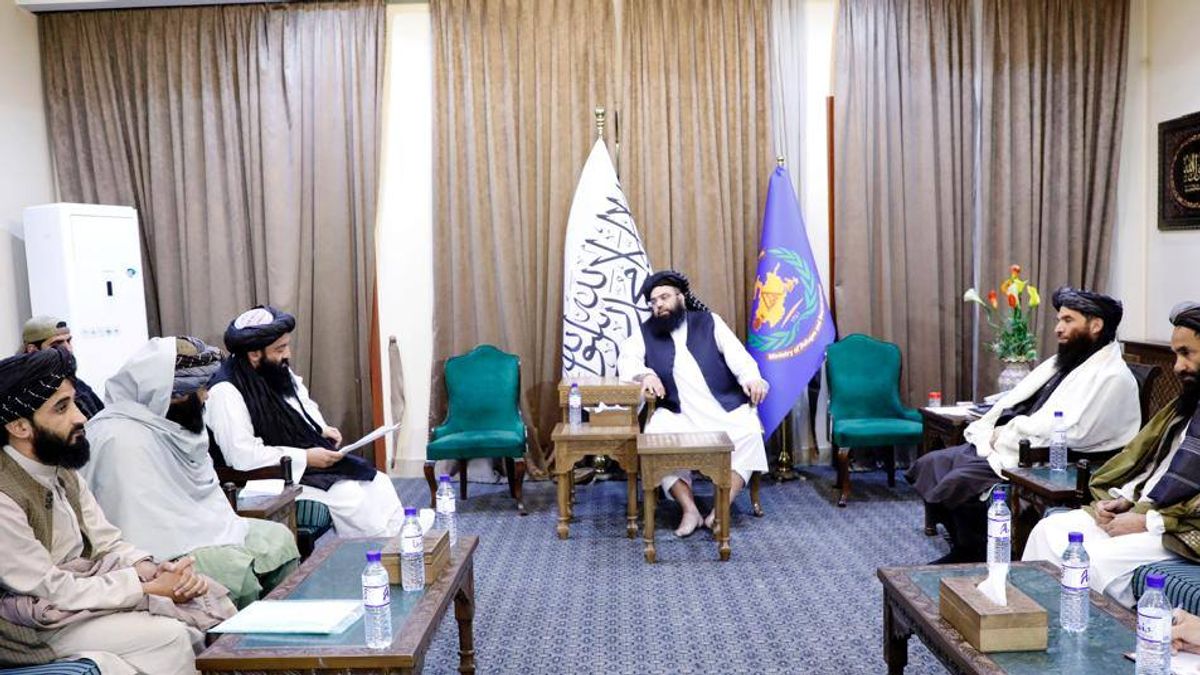 Islamic Emirate Refugee Minister Meets Daikundi Governor on Migrant Issues