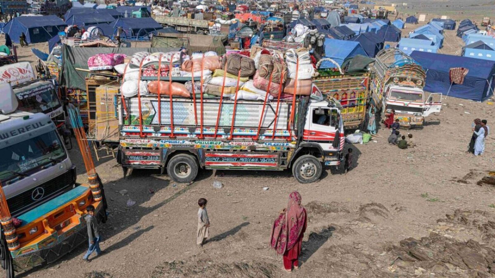 Taliban bans returning migrants from bringing food, medicines across Torkham