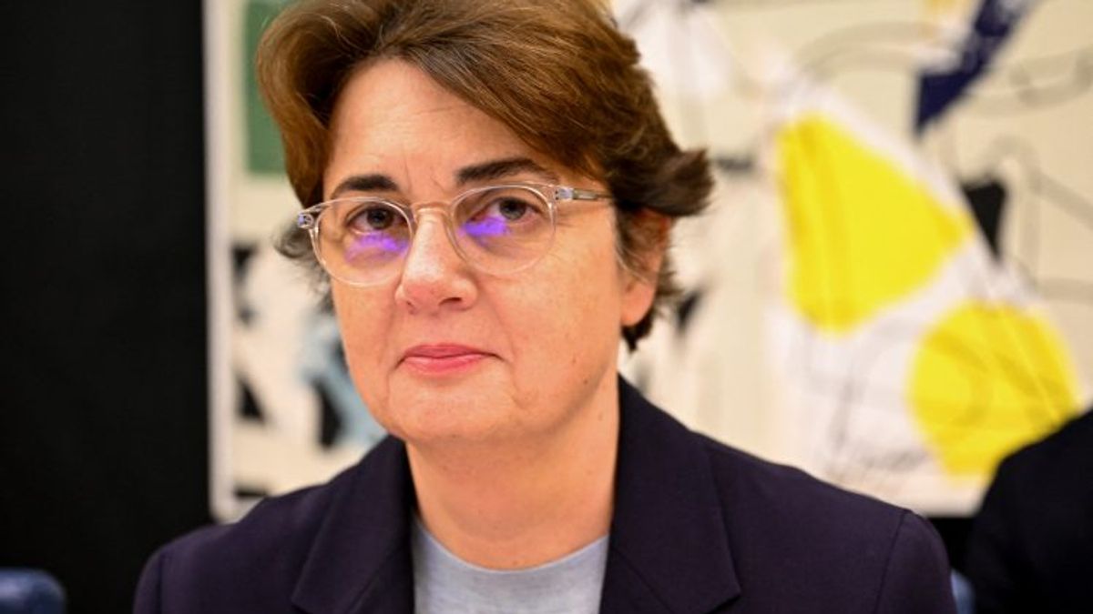 French President Macron Accepts Louvre Director's Resignation After Jewelry Theft