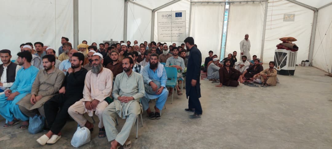 Nearly 500 Afghan Migrants Freed from Pakistani Prisons and Returned Home