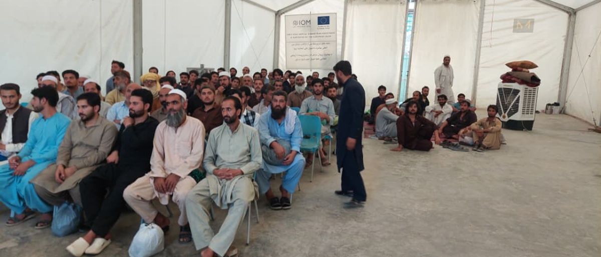 Nearly 500 Afghan Migrants Freed from Pakistani Prisons and Returned Home