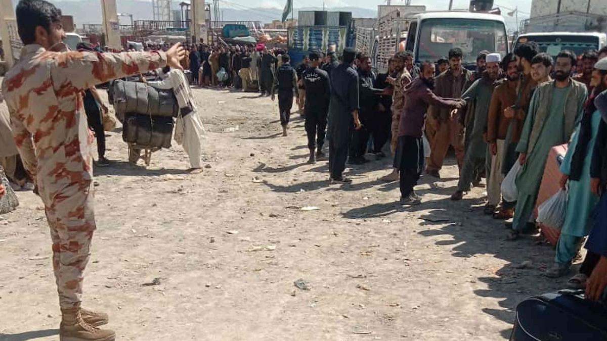 426 Afghan Refugees Released from Pakistani Prisons