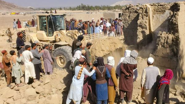 Hasht-e Subh Examines Speculated US Role in Pakistan-Taliban Tensions