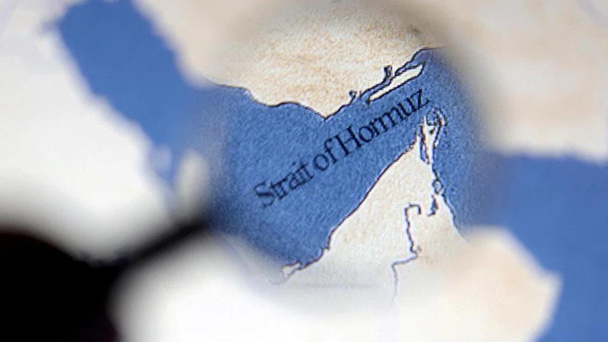 US Officials Say Iran Unable to Quickly Reopen Strait of Hormuz Due to Mine-Clearing Challenges