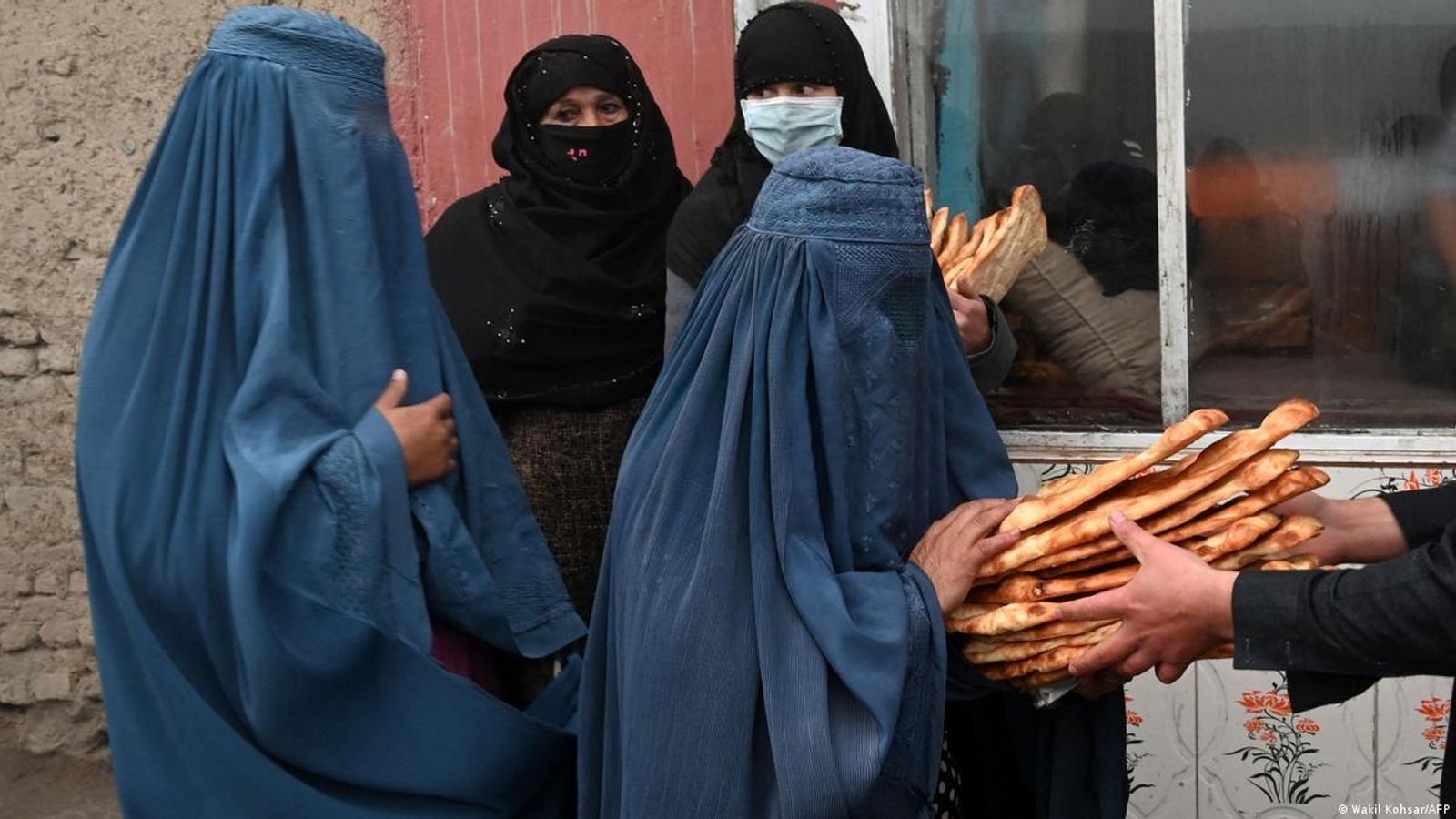 Kabul Residents Criticize YouTubers for Filming Aid to Needy Without Respecting Privacy