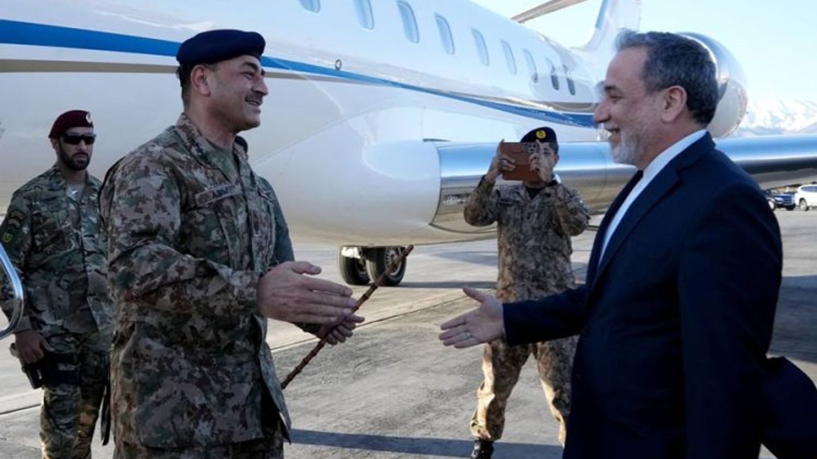Pakistan's Army Chief to Visit Tehran to Help Ease Iran-US Tensions