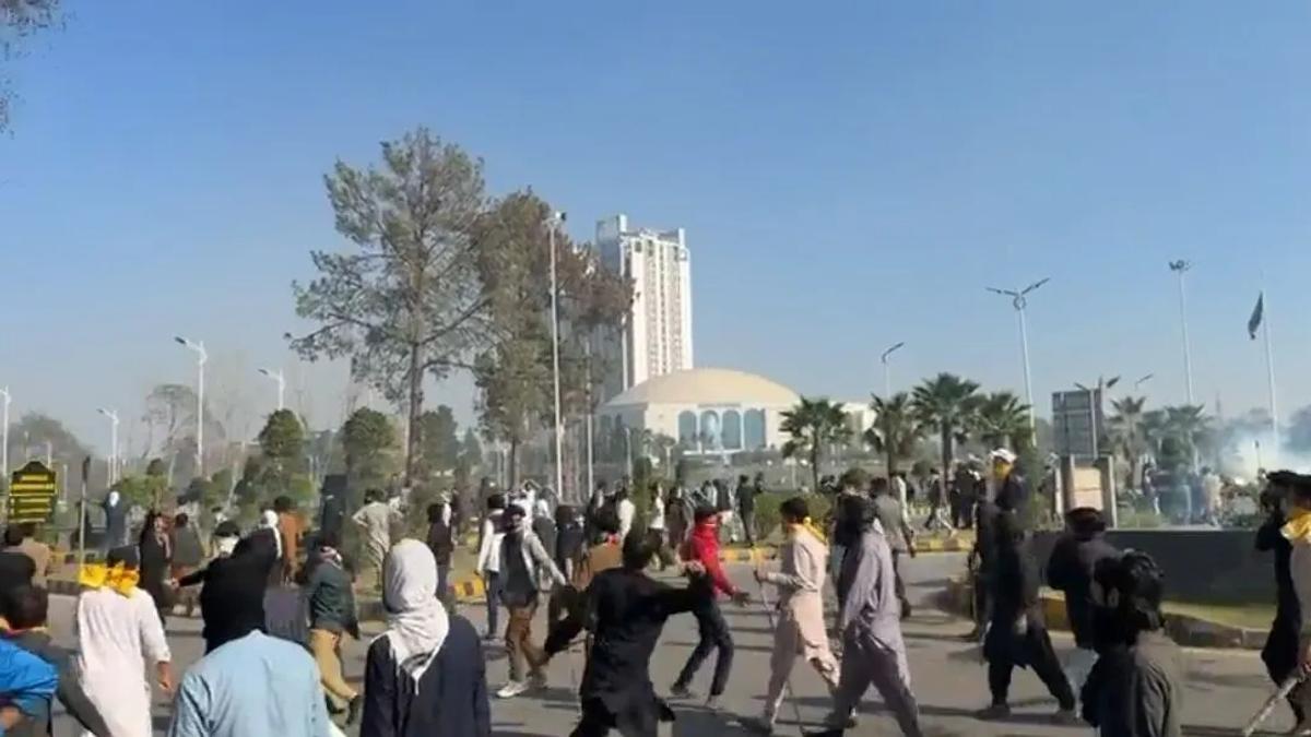 Suicide Car Bombing Targets Police Station in Pakistan's Bannu, Killing Five