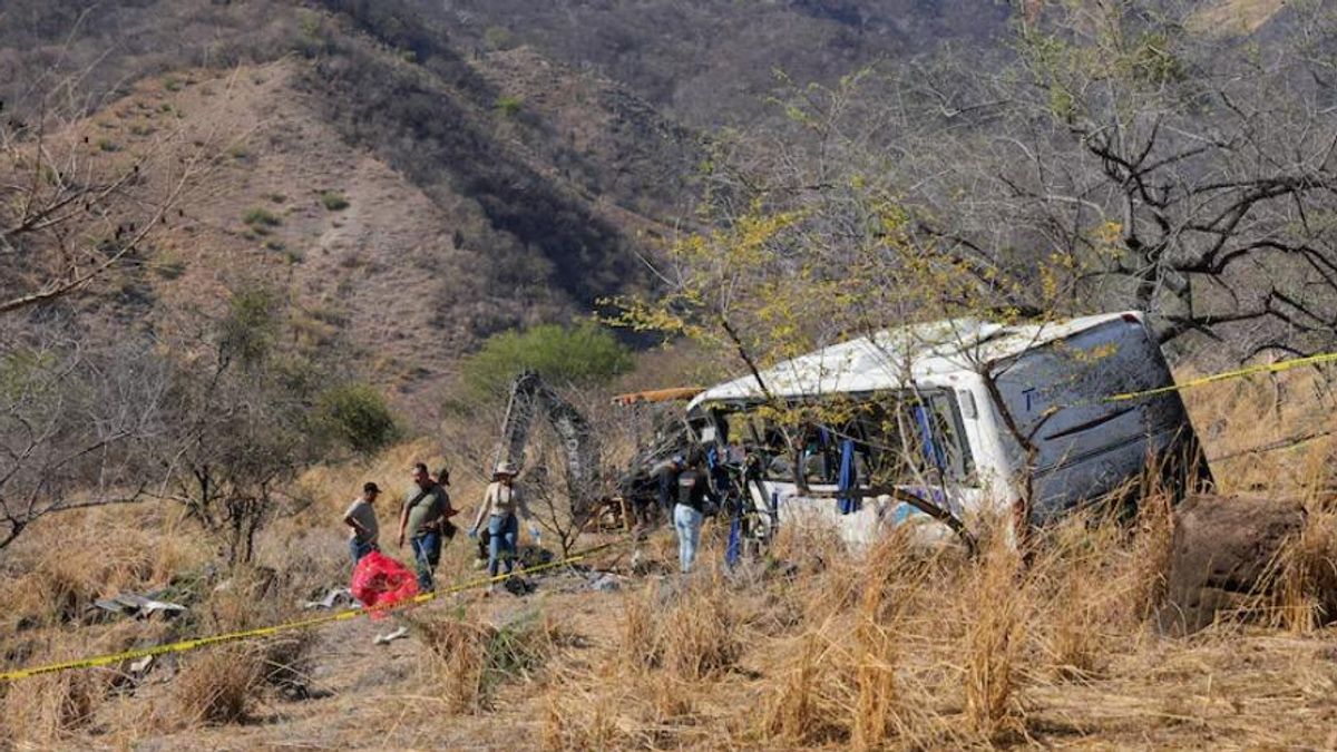 11 Killed, 31 Injured in Tourist Bus Crash in Western Mexico