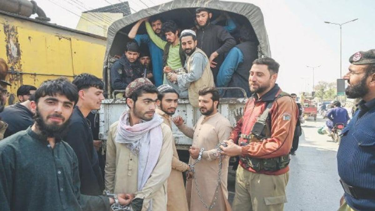 Hundreds of Undocumented Afghan Migrants Detained in Pakistan's Khyber Pakhtunkhwa