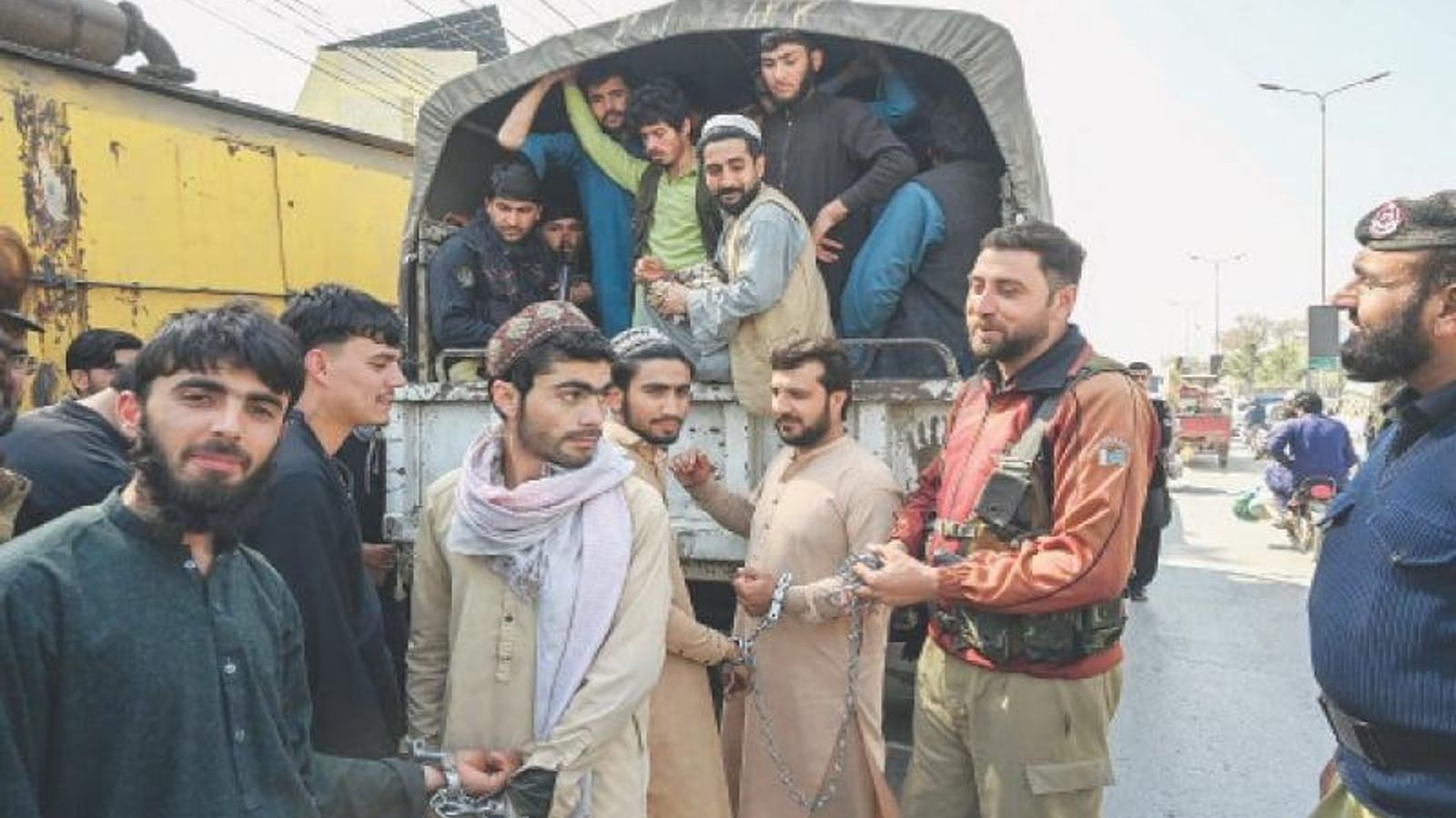 Pakistani Police Detain 341 Undocumented Afghan Migrants in Khyber Pakhtunkhwa