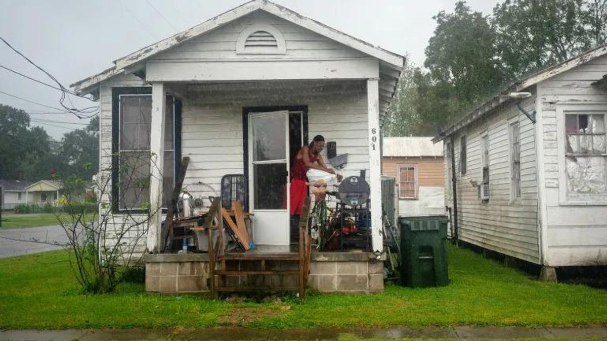 15 Injured as Car Strikes Participants at Louisiana Lao New Year Parade