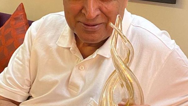 Indian Poet Calls on Clerics to Condemn Taliban's Actions Against Women