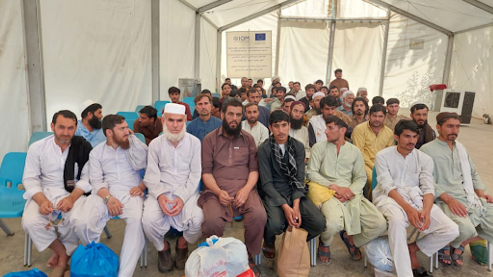Over 300 Afghan Refugee Detainees Freed from Pakistan