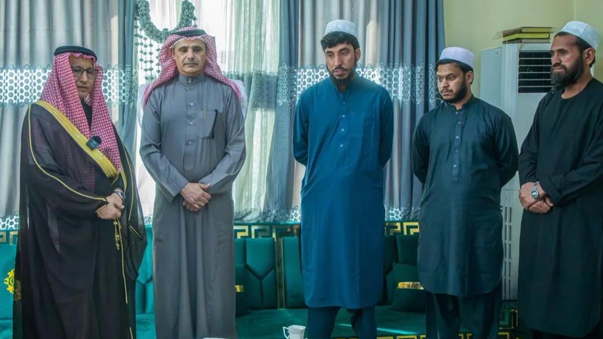 Islamic Emirate Releases Three Captured Pakistani Soldiers to Saudi Delegation