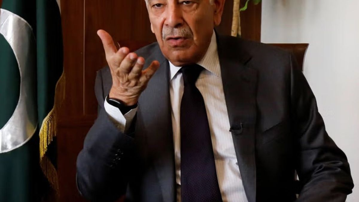 Pakistan's Defense Minister Says Pressure on Taliban Will Continue Until Objectives Achieved