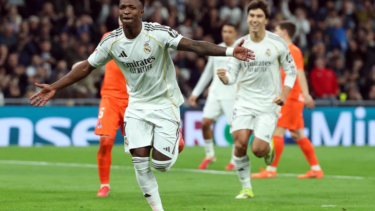 Real Madrid defeats Real Sociedad 4-1 to go top of La Liga
