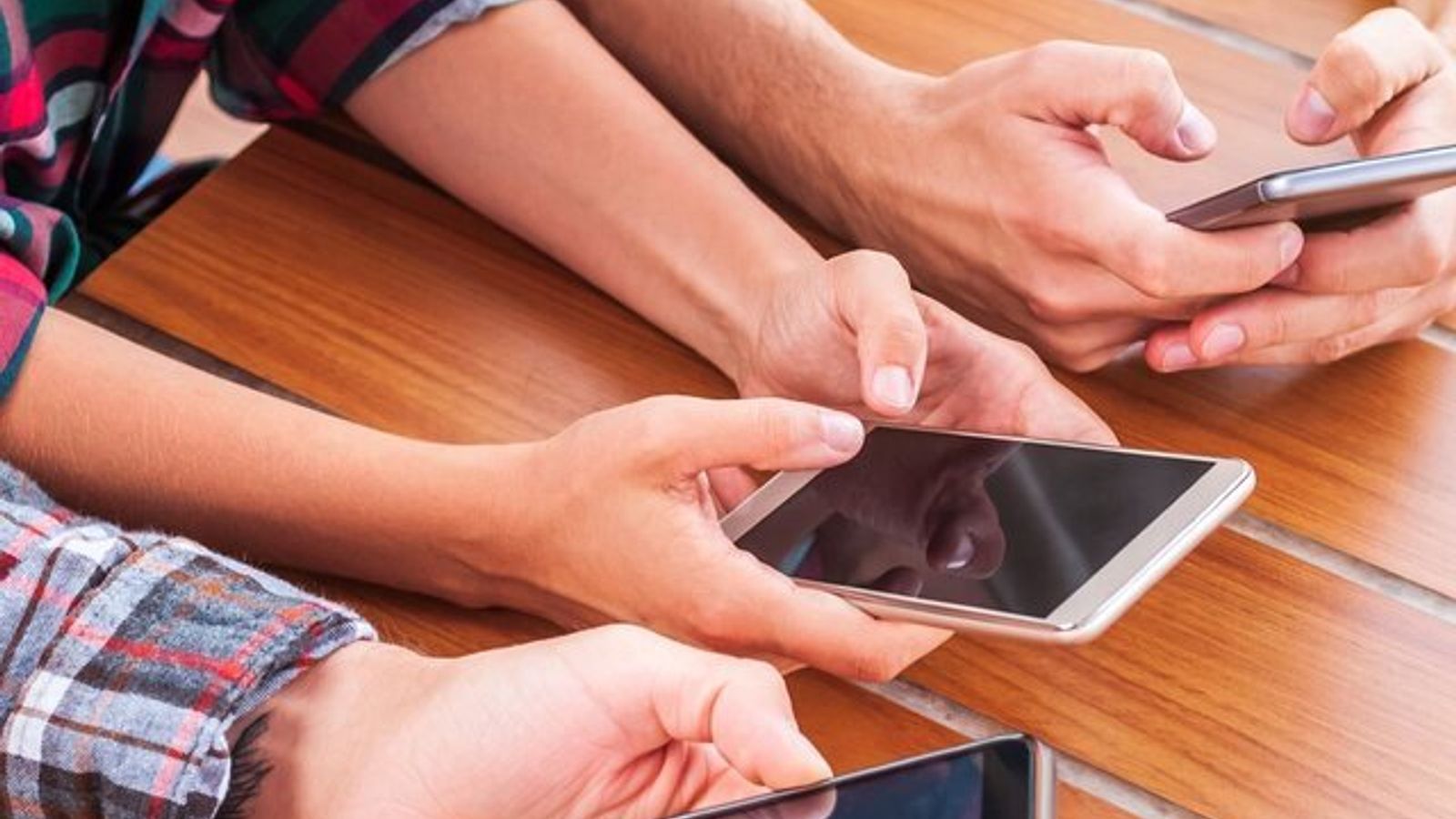 UK to Ban Social Media for Under-16s