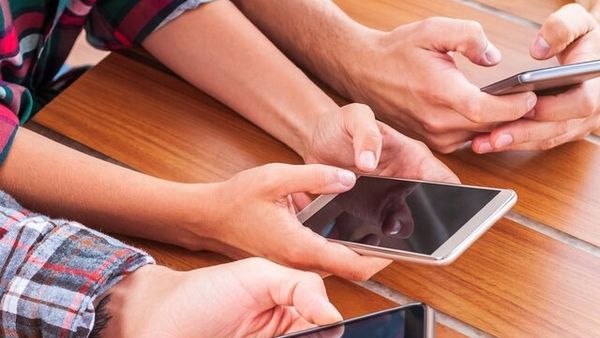 UK to Ban Social Media for Under-16s