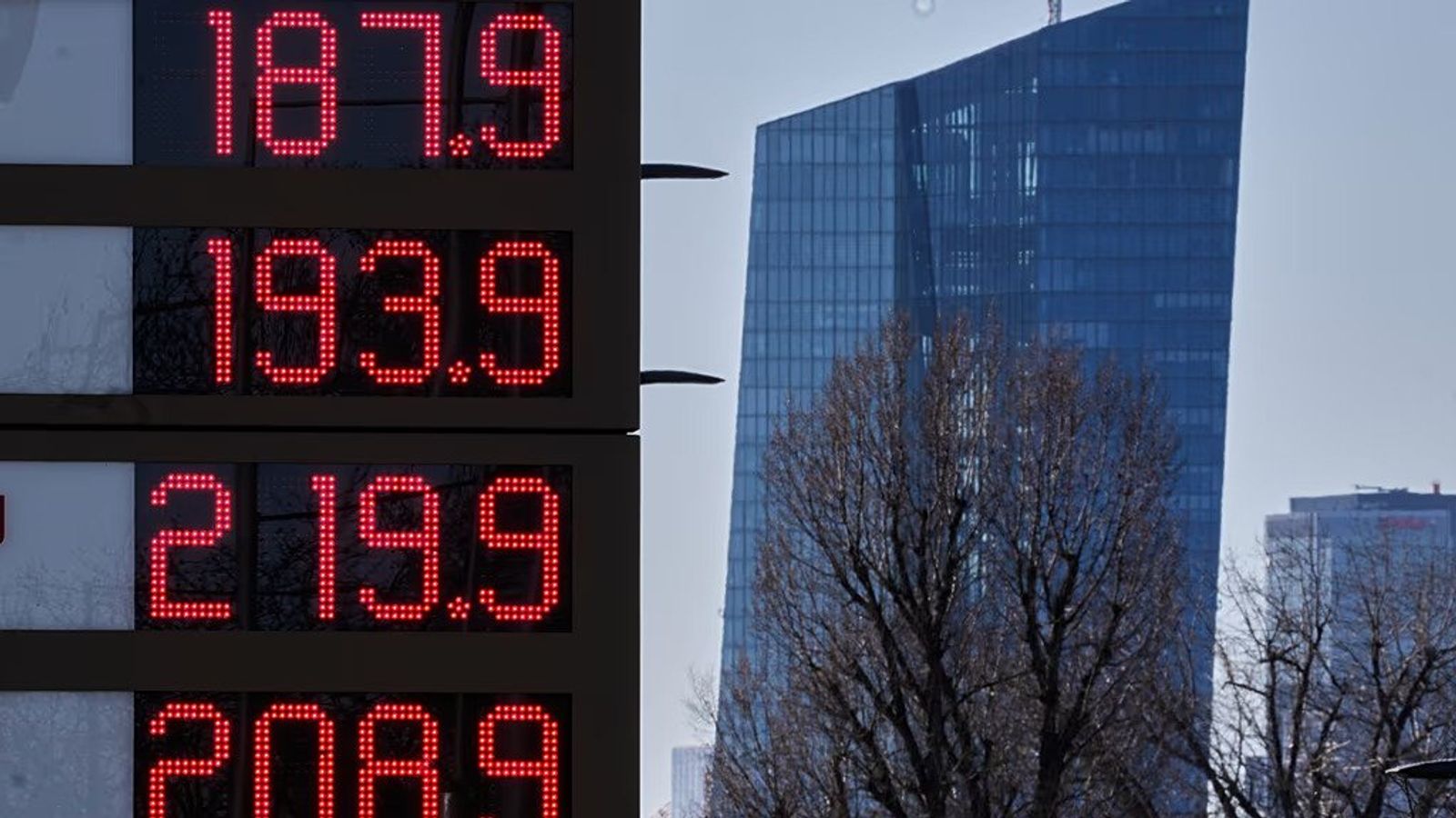 Hungary, Slovakia to Urge EU to Lift Curbs on Russian Oil and Gas