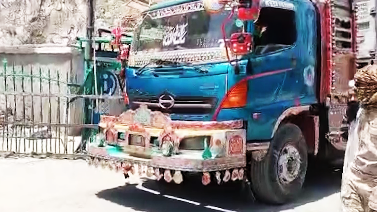 Empty Pakistani Containers Allowed to Pass Through Torkham