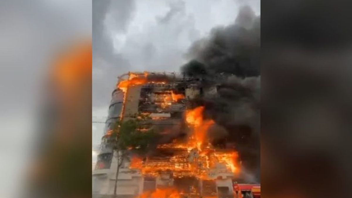 Fire at Shopping Centre Near Tehran Kills Eight, Dozens Injured