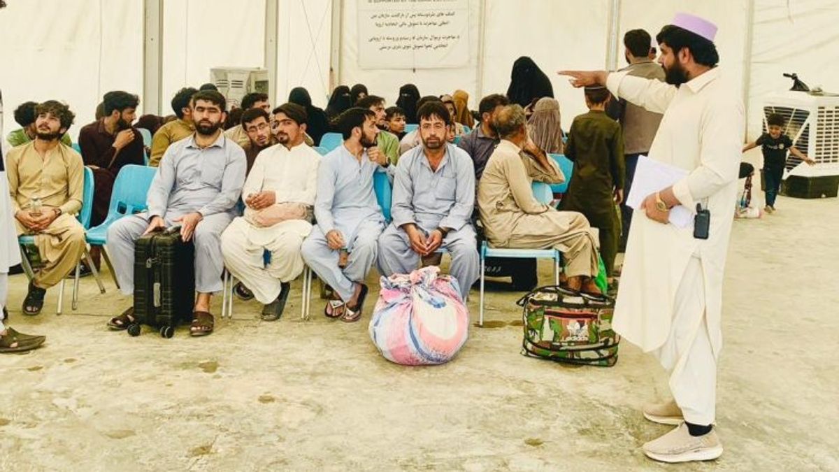 Over 500 Afghan Migrants Released from Pakistani Prisons and Returned Home