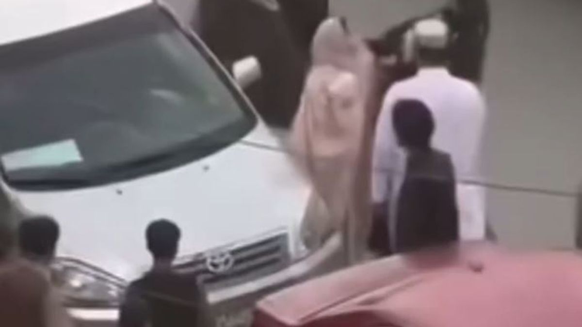 Video Circulates Showing Taliban Morality Police Beating Woman in Kabul