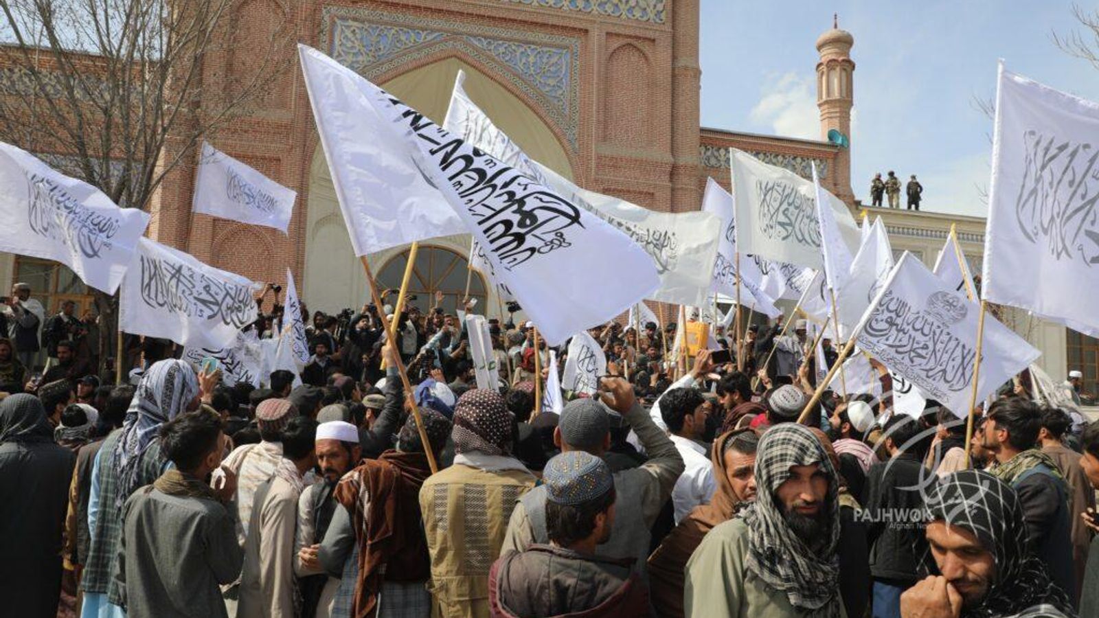Hundreds of Kabul residents condemn Pakistan attacks and declare support for Afghan forces