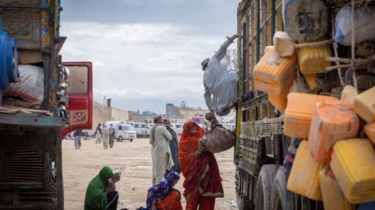 Taliban Say Over 800 Families Forcibly Returned to Afghanistan from Pakistan