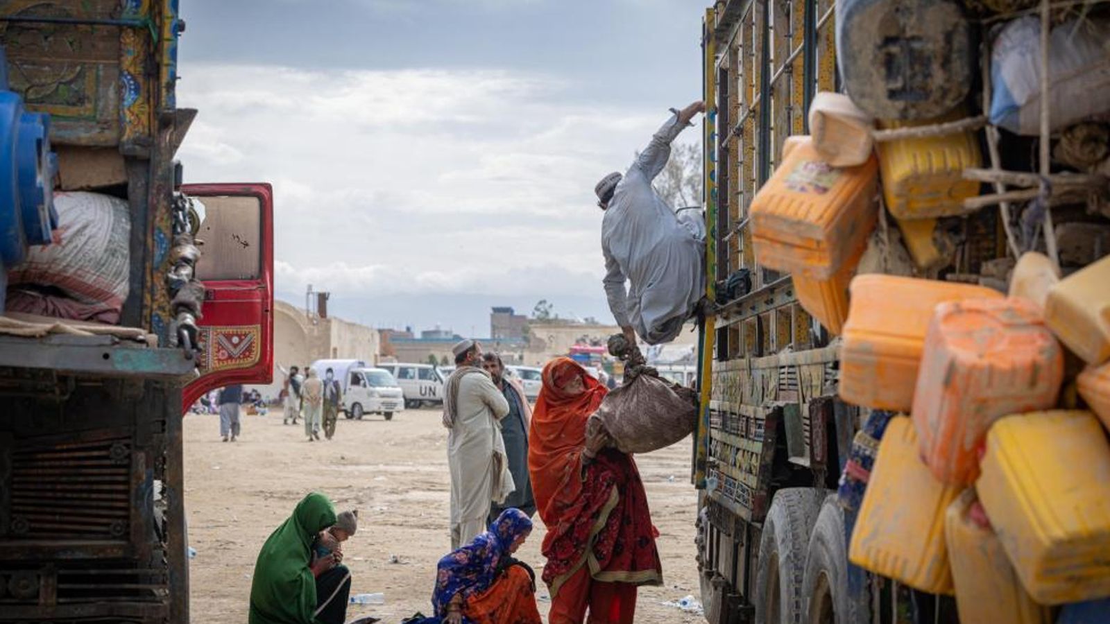 Taliban Say Over 800 Families Forcibly Returned to Afghanistan from Pakistan