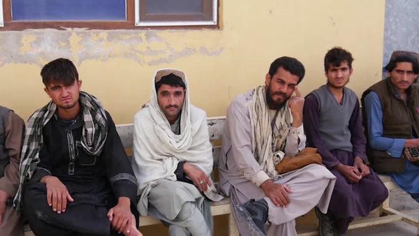 Pakistan Deports 220 Afghan Migrants and 398 Prisoners to Islamic Emirate During Eid