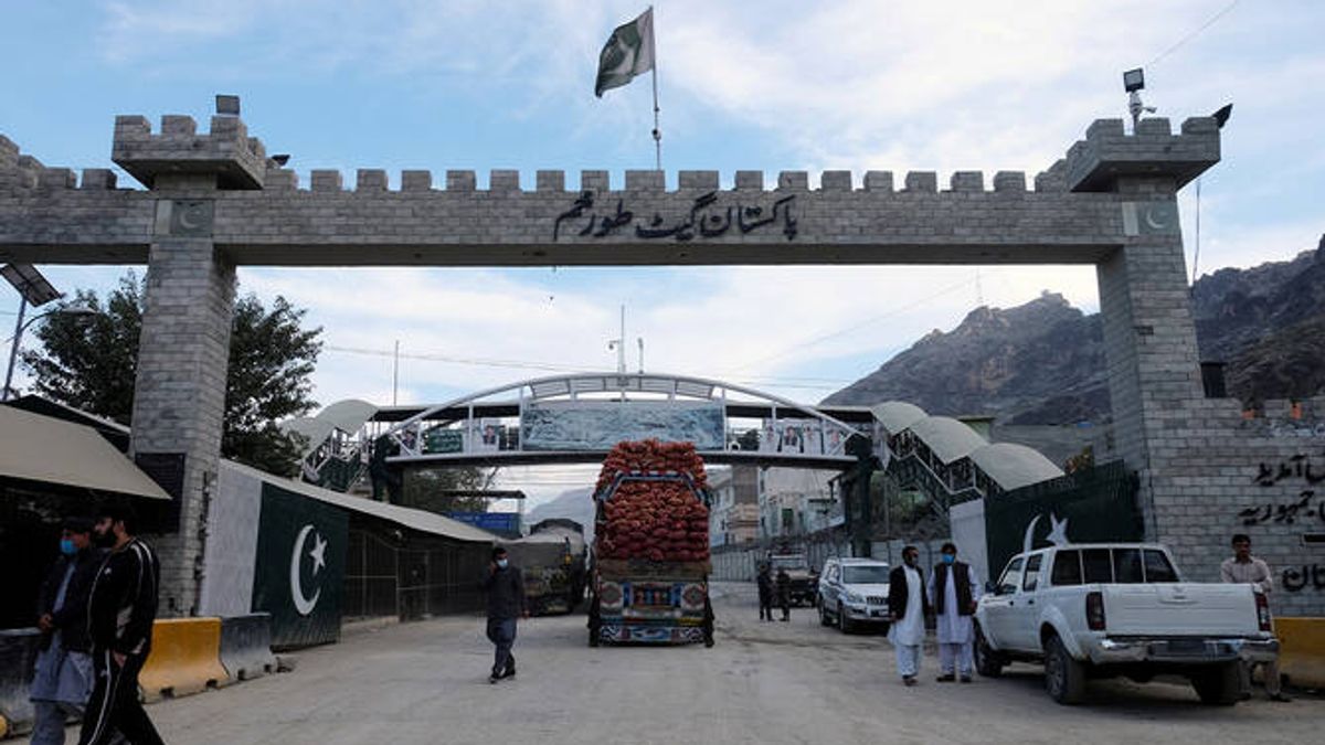 Torkham Border Crossing to Reopen Temporarily for Migrant Travel, Taliban Official Says