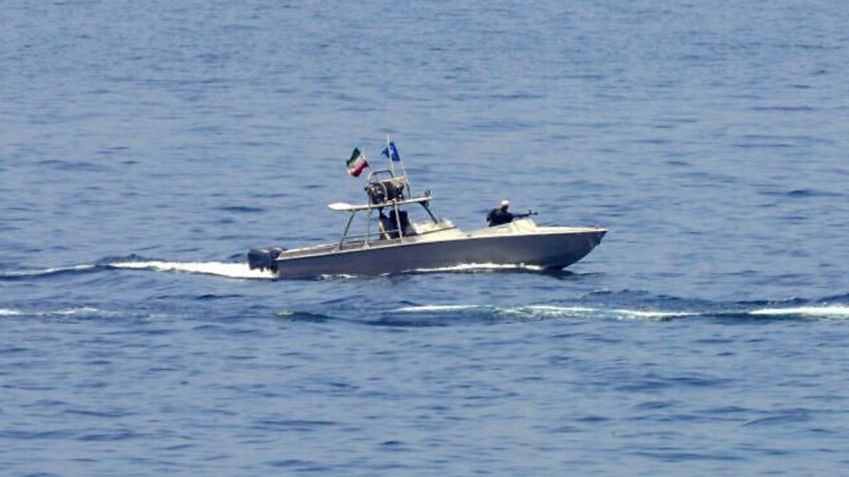 Iran Proposal Offers Safe Ship Passage via Oman Side of Hormuz, Source Says