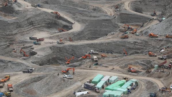 Taliban Ministry Claims 100,000 People Engaged in Gold Mining in Badakhshan