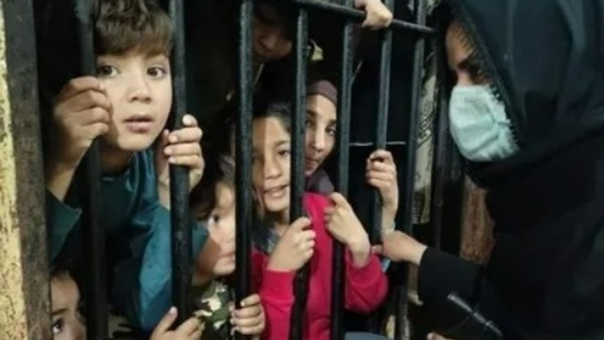 Afghan Refugees in Pakistan Report Home Raids, Bribes and Imprisonment Amid Taliban Tensions